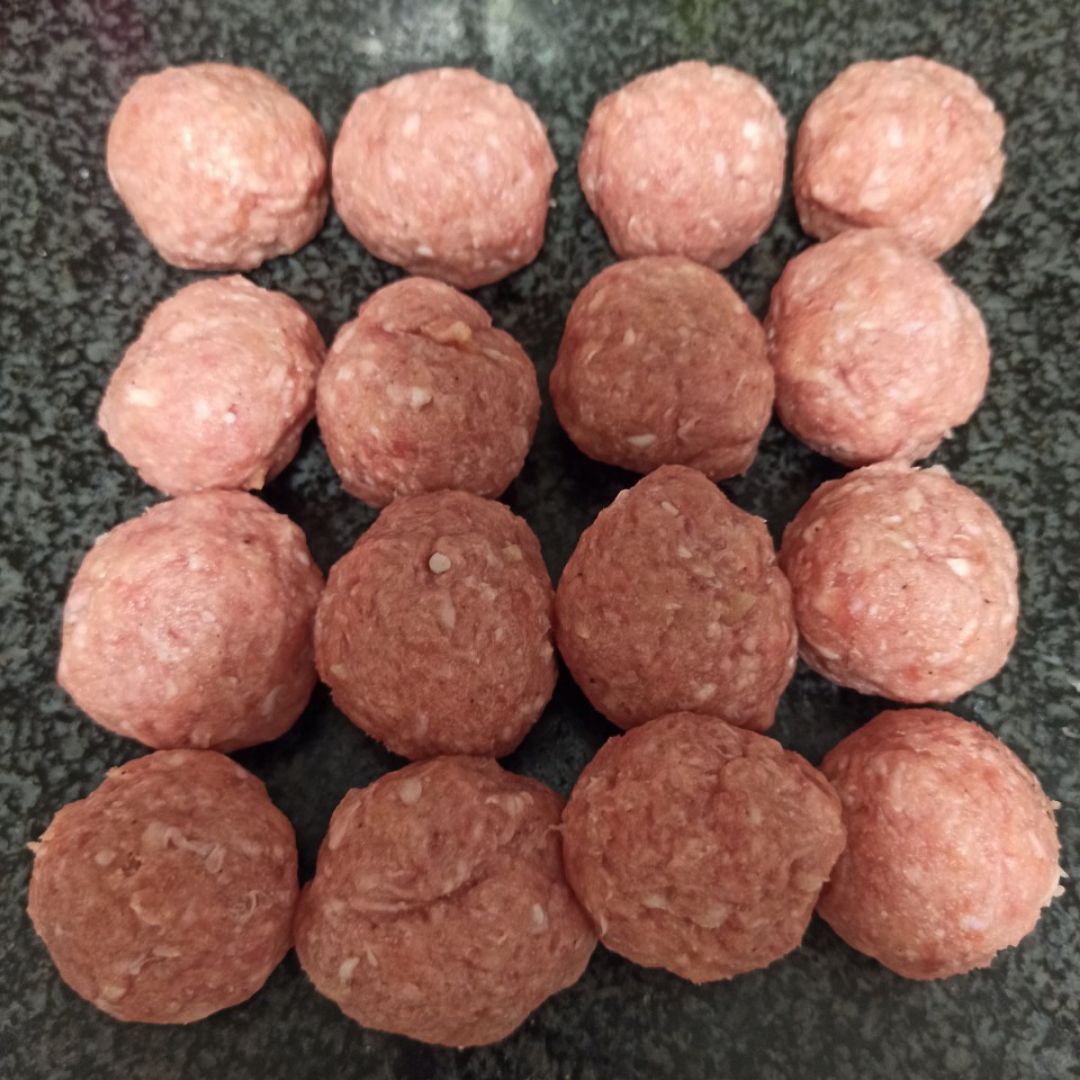 Albóndigas rellenas de queso con salsa de cebolla. Paso 2 Albóndigas rellenas de queso con salsa de cebolla. Paso 2