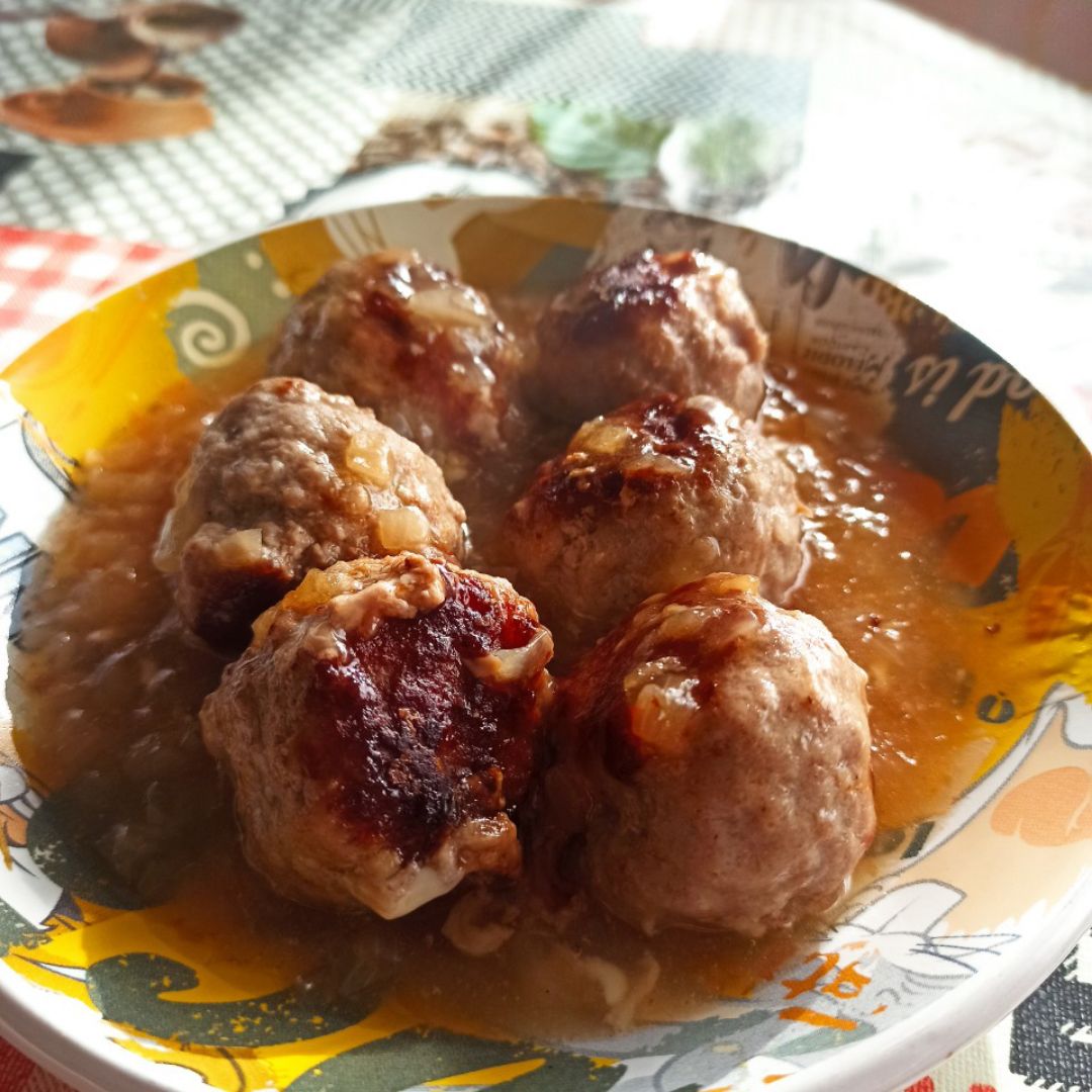 Albóndigas rellenas de queso con salsa de cebolla. Paso 4 Albóndigas rellenas de queso con salsa de cebolla. Paso 4