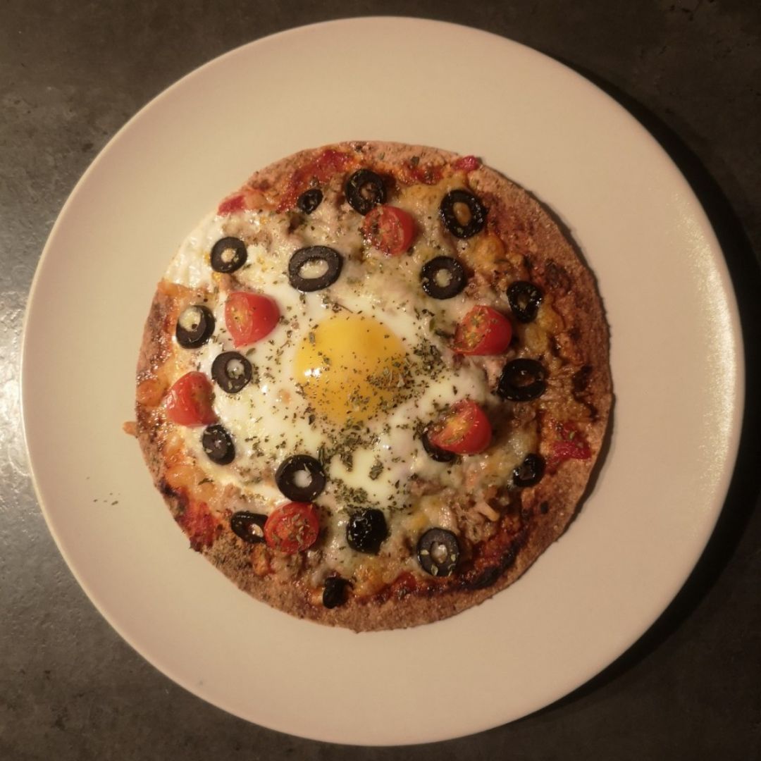 Pizza de atún y huevo