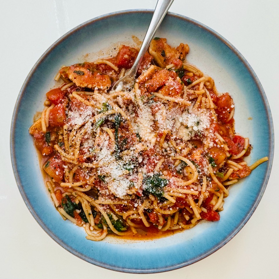 Spaghetti with tomato sauce, spinach and turkey Spaghetti with tomato sauce, spinach and turkey