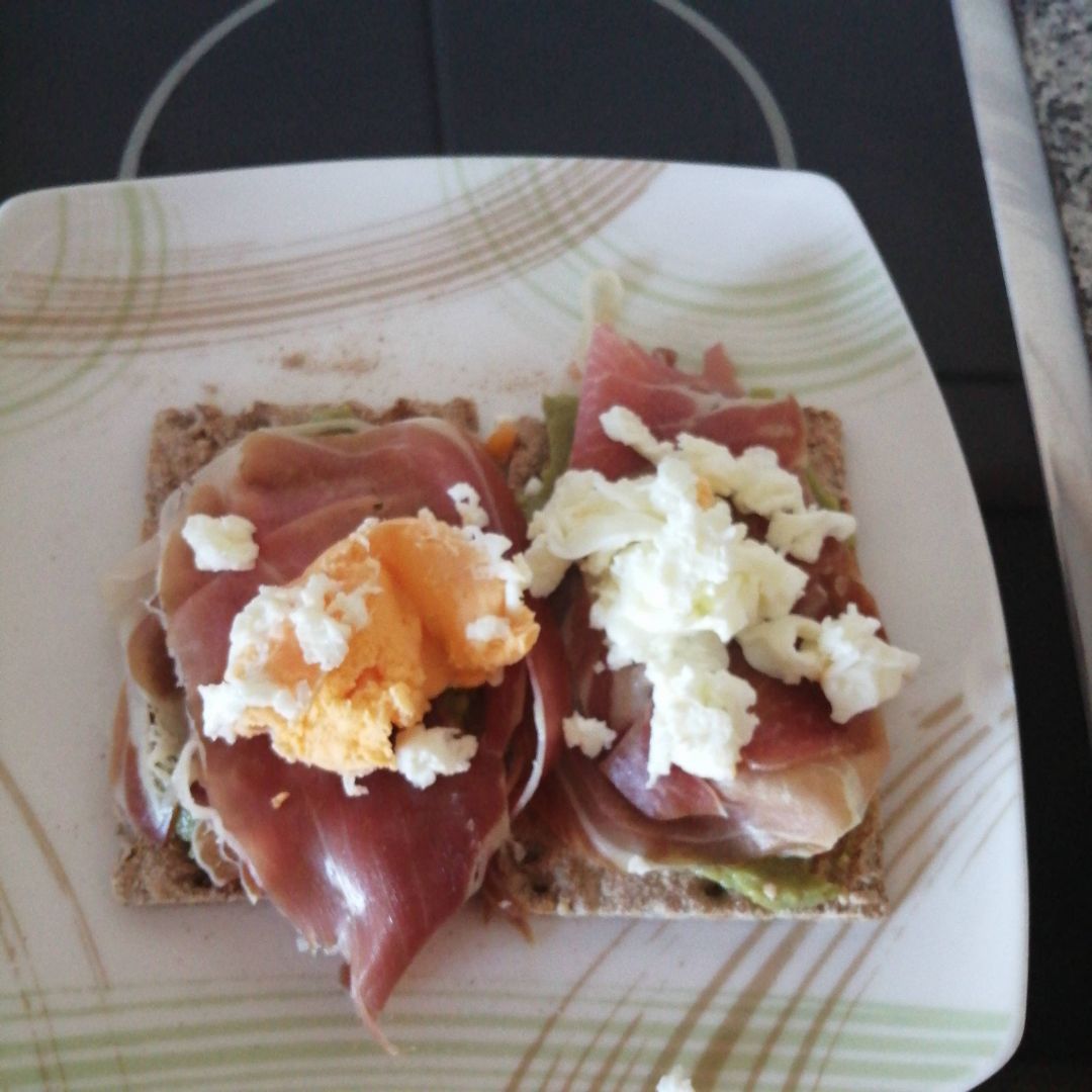 Tostadas con aguacate, jamón y huevo Tostadas con aguacate, jamón y huevo