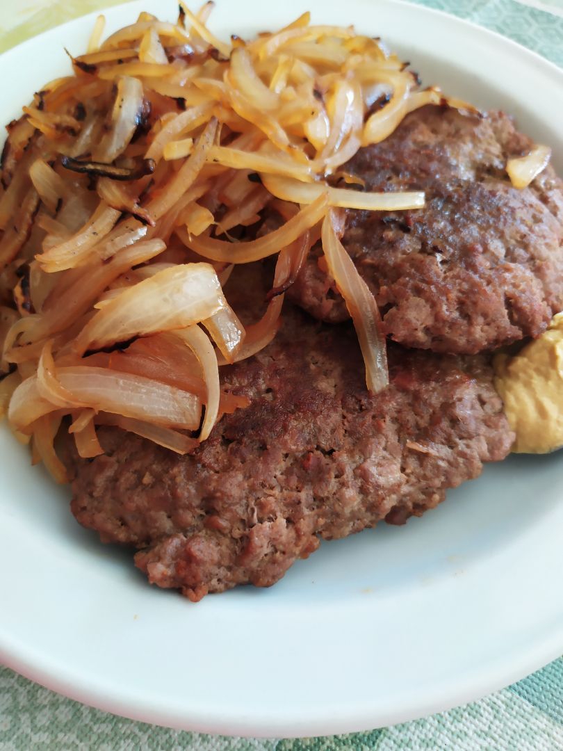 Hamburguesas con salteado de cebolla Hamburguesas con salteado de cebolla