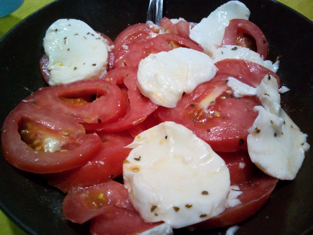 Ensalada de tomate con mozarela 