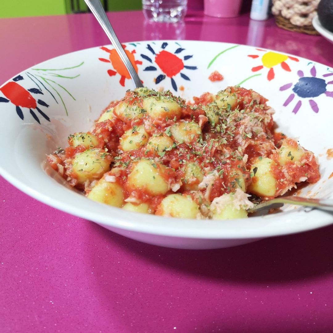 Ñoquis con tomate, atún y orégano Ñoquis con tomate, atún y orégano