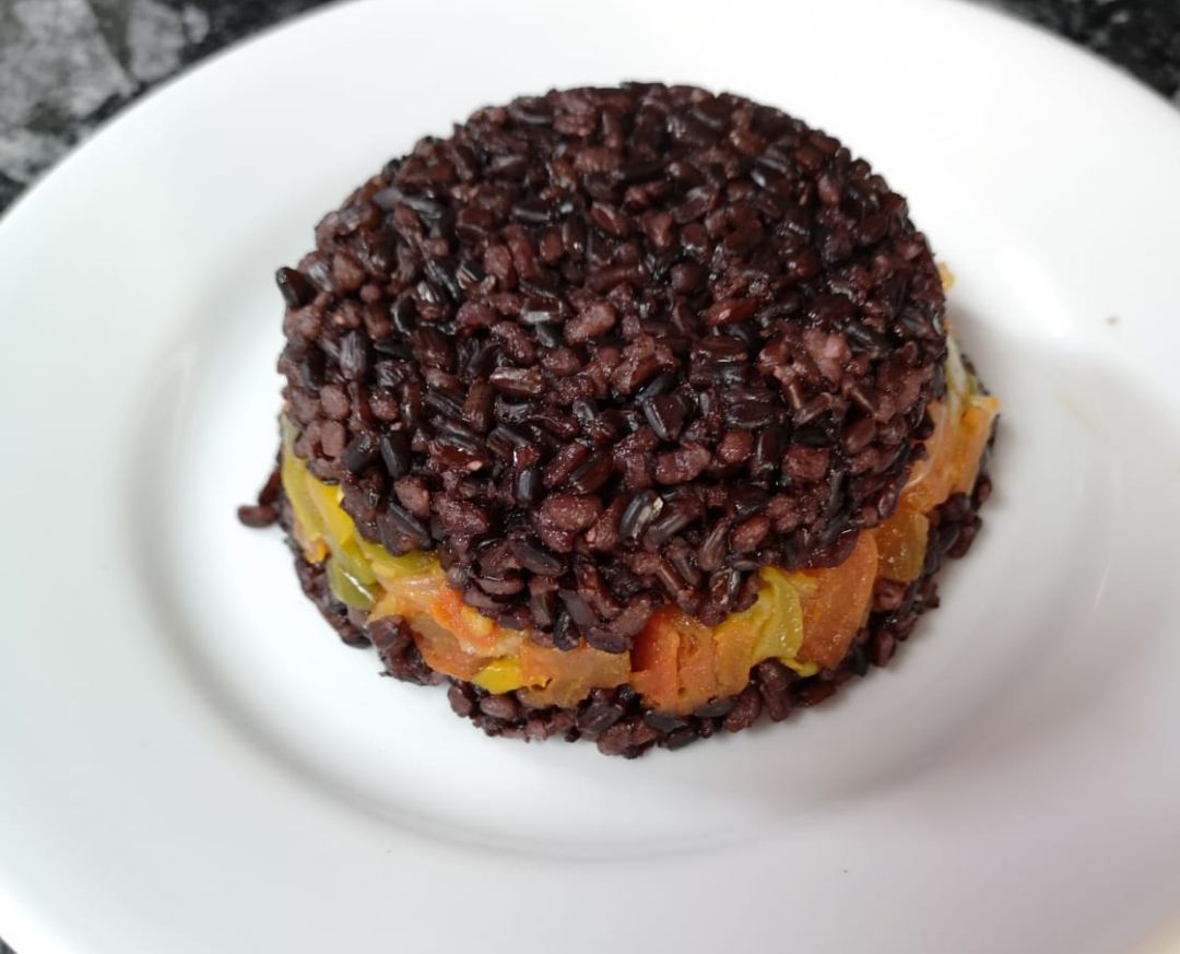Timbal de arroz nerone con sofrito de verduras. Timbal de arroz nerone con sofrito de verduras.