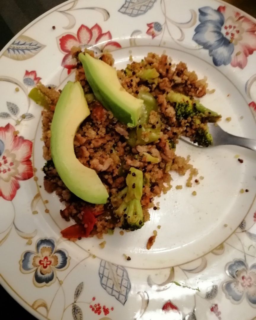 Carne con (brócoli y quinoa) Carne con (brócoli y quinoa)