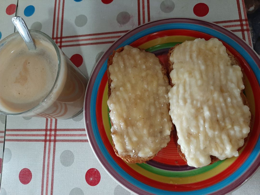 Tostada de plátano con aceite de coco Tostada de plátano con aceite de coco