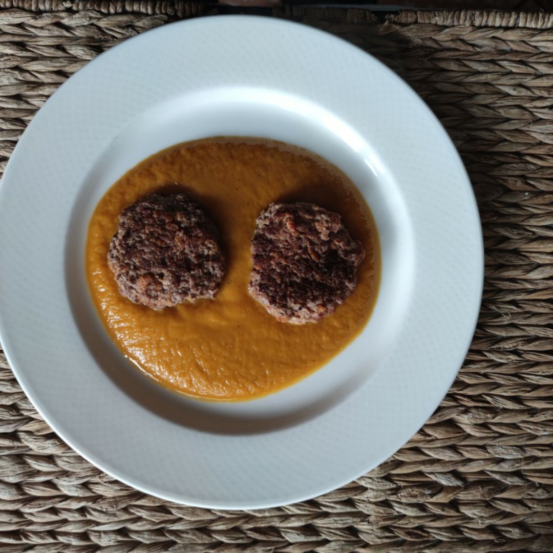 Medallones de carne y avena aromatizada sobre salsa rubia Medallones de carne y avena aromatizada sobre salsa rubia