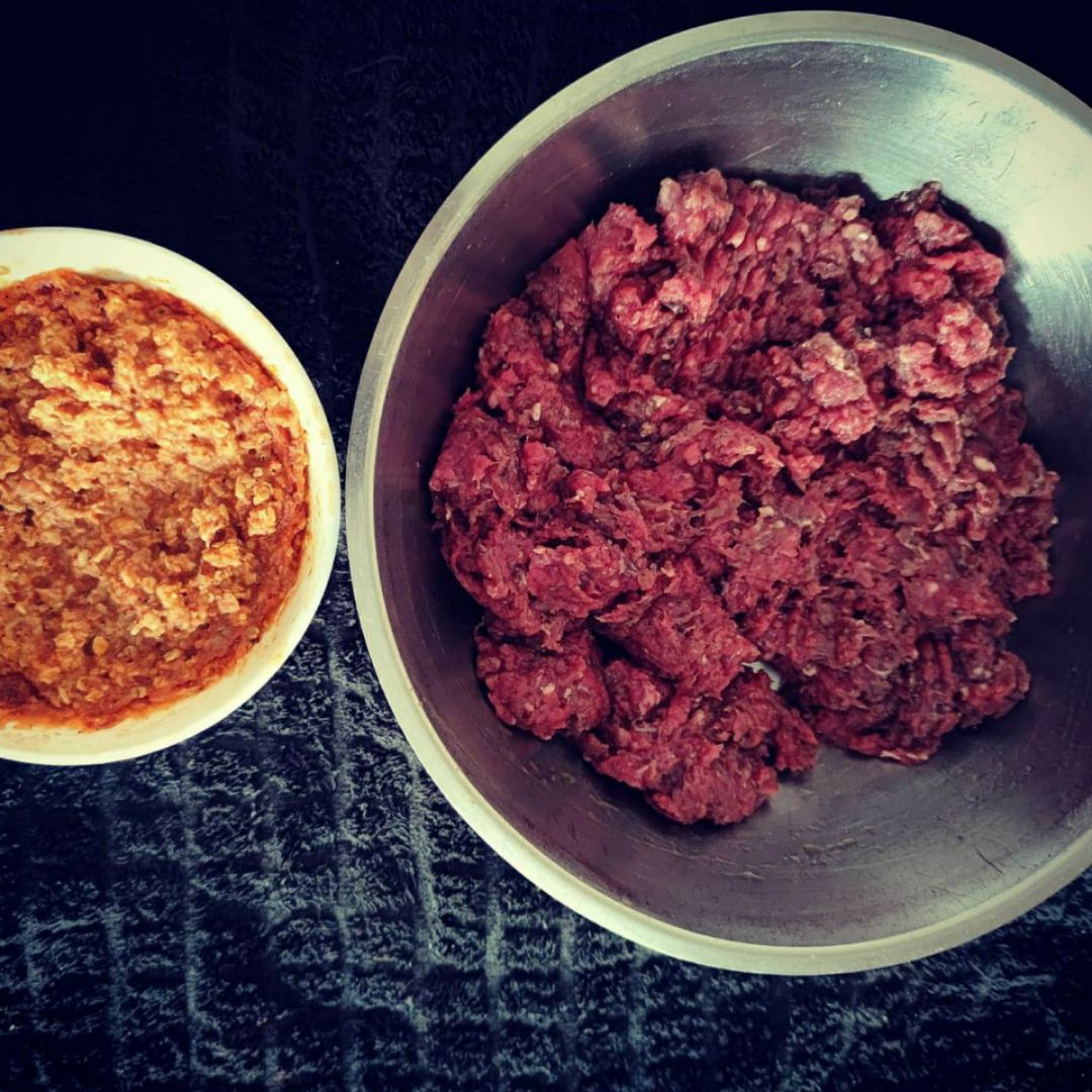 Medallones de carne y avena aromatizada sobre salsa rubia Paso 1 Medallones de carne y avena aromatizada sobre salsa rubia Paso 1
