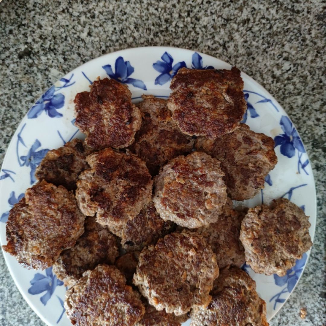 Medallones de carne y avena aromatizada sobre salsa rubia Paso 2 Medallones de carne y avena aromatizada sobre salsa rubia Paso 2