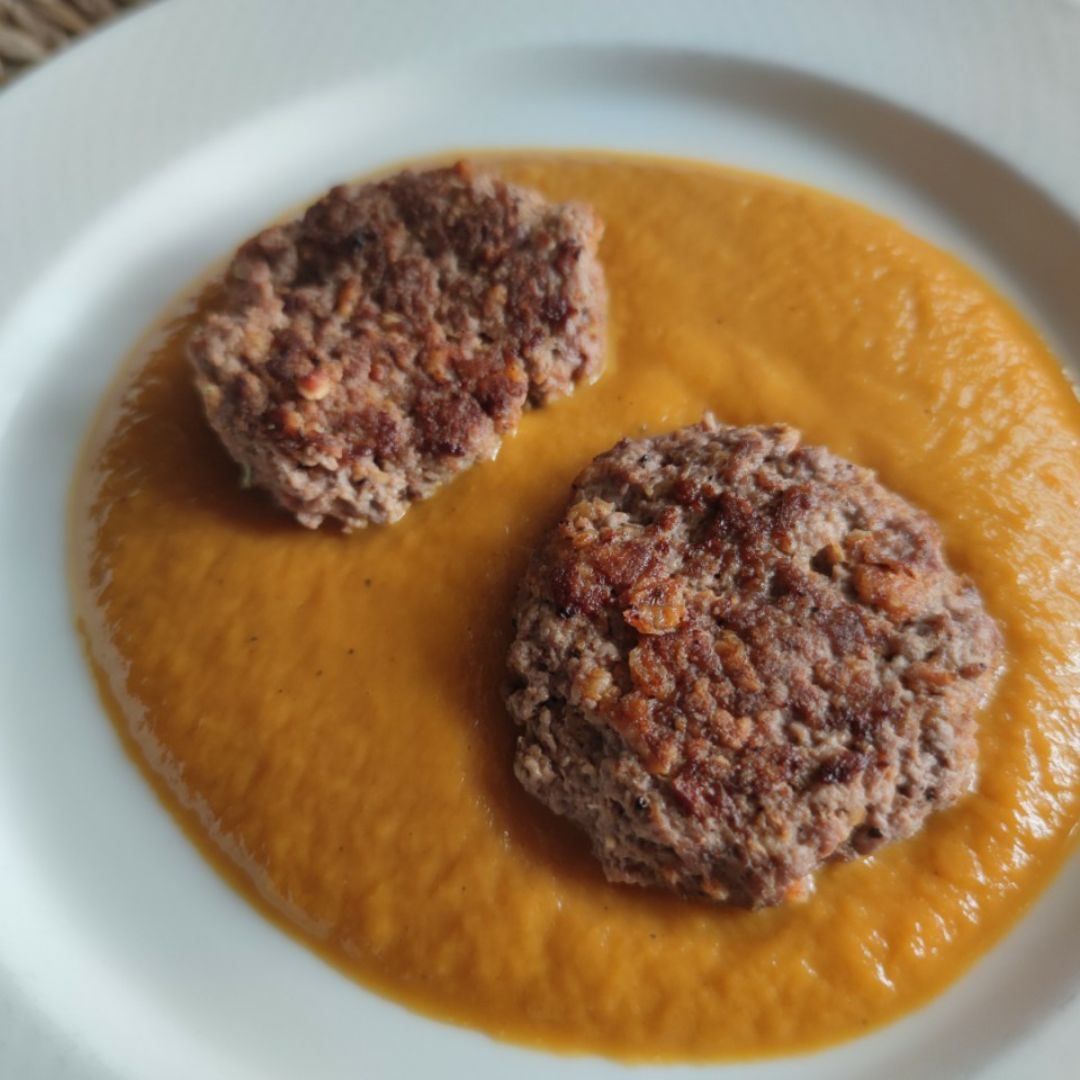 Medallones de carne y avena aromatizada sobre salsa rubia Paso 4 Medallones de carne y avena aromatizada sobre salsa rubia Paso 4