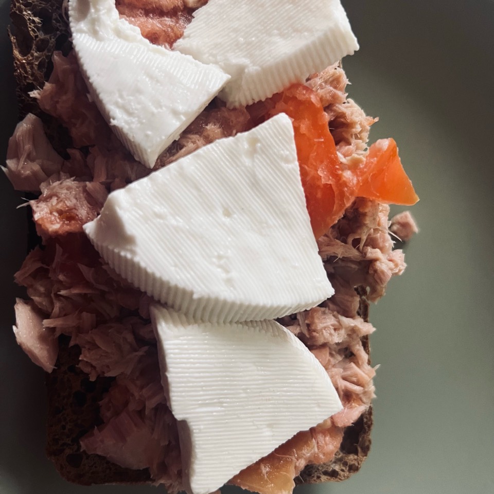 Tostada con Tomate y Queso Fresco