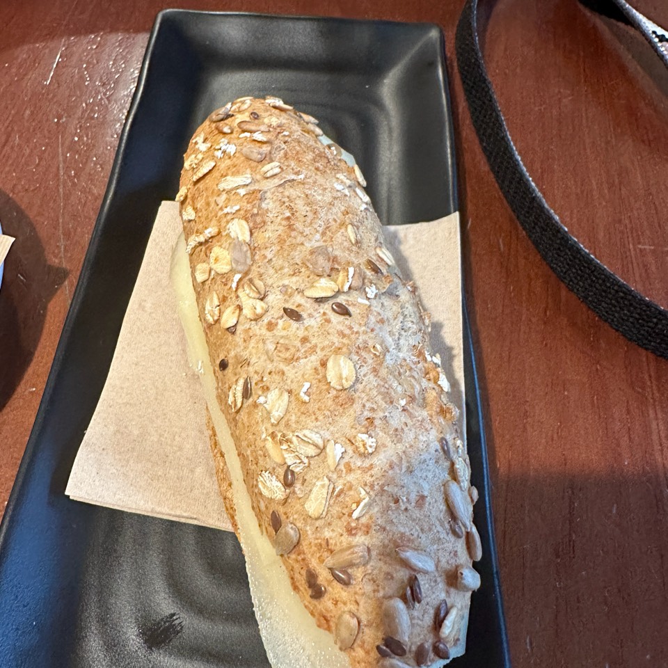 Bocadillo pequeño de queso con pan de semillas Bocadillo pequeño de queso con pan de semillas