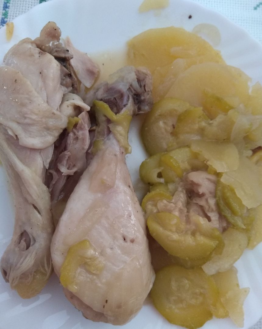 Muslos de pollo al horno con verduras