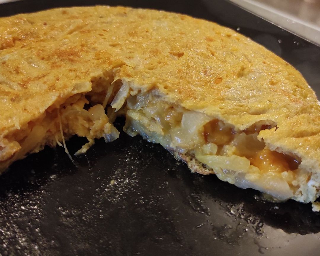 Tortilla de batata, cebolla caramelizada y queso brie. Tortilla de batata, cebolla caramelizada y queso brie.