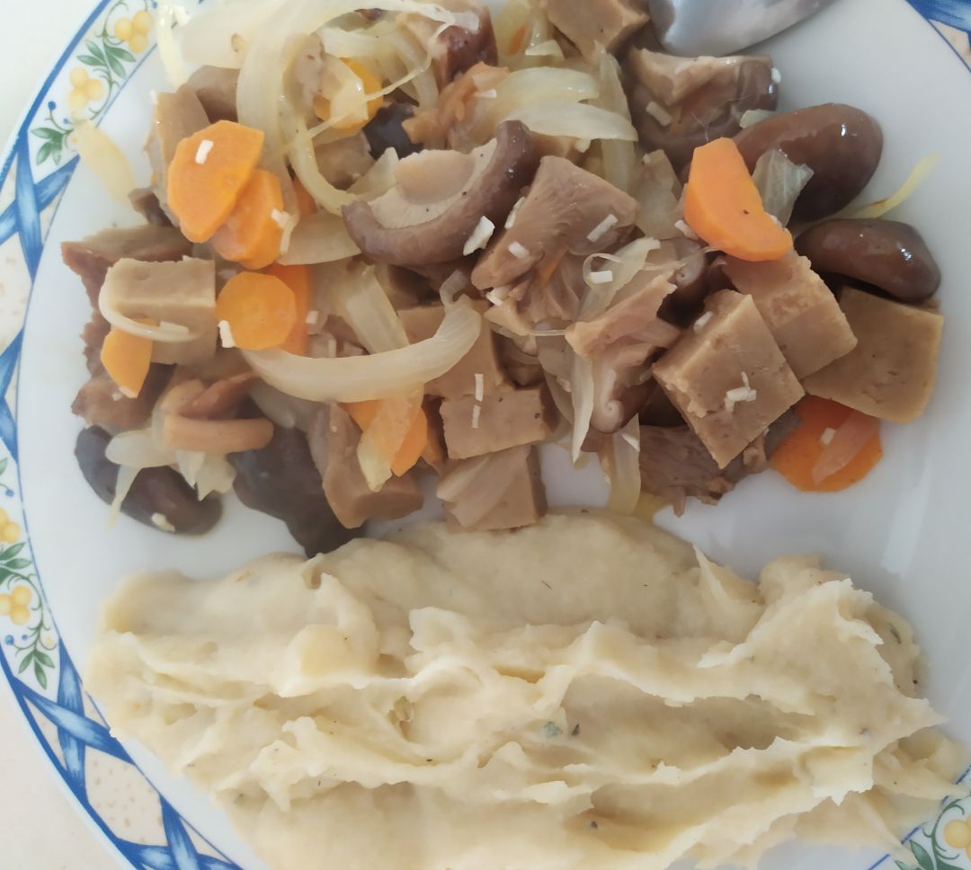 Seitán al vino con verduras y puré de patata casero