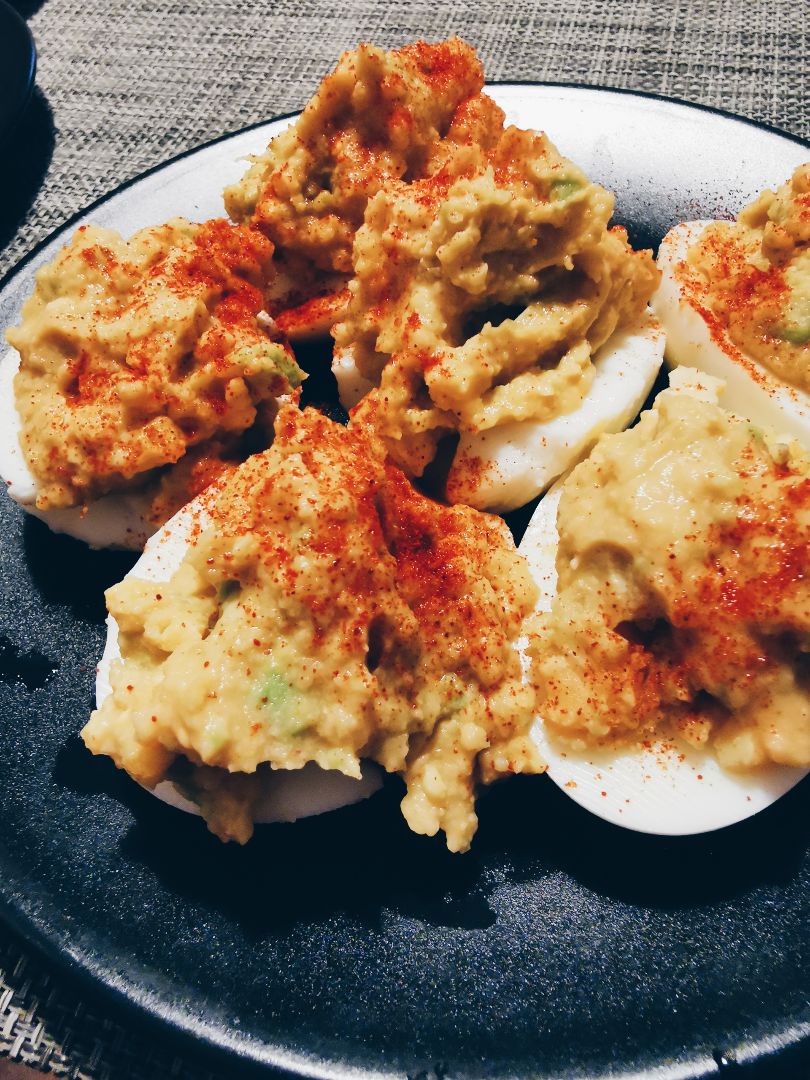 Huevos rellenos de hummus con aguacate (opcional) 