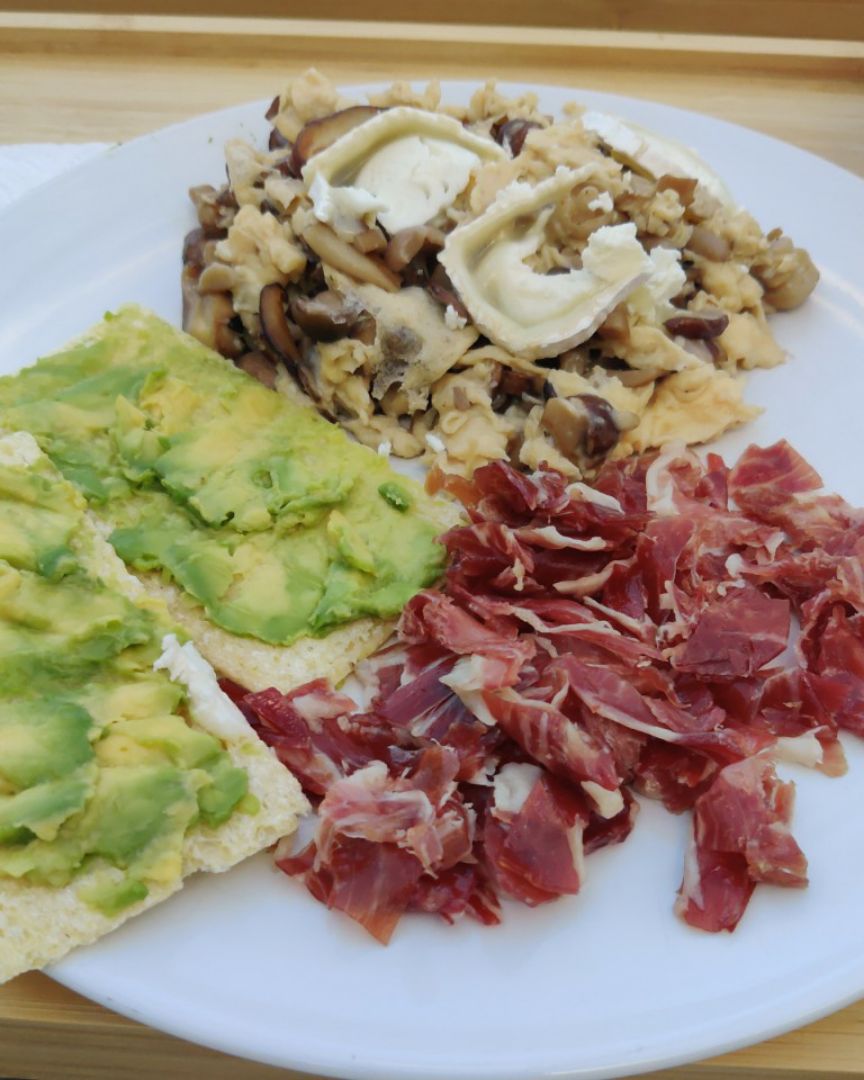 Revuelto de setas con Aguacate y Jamón