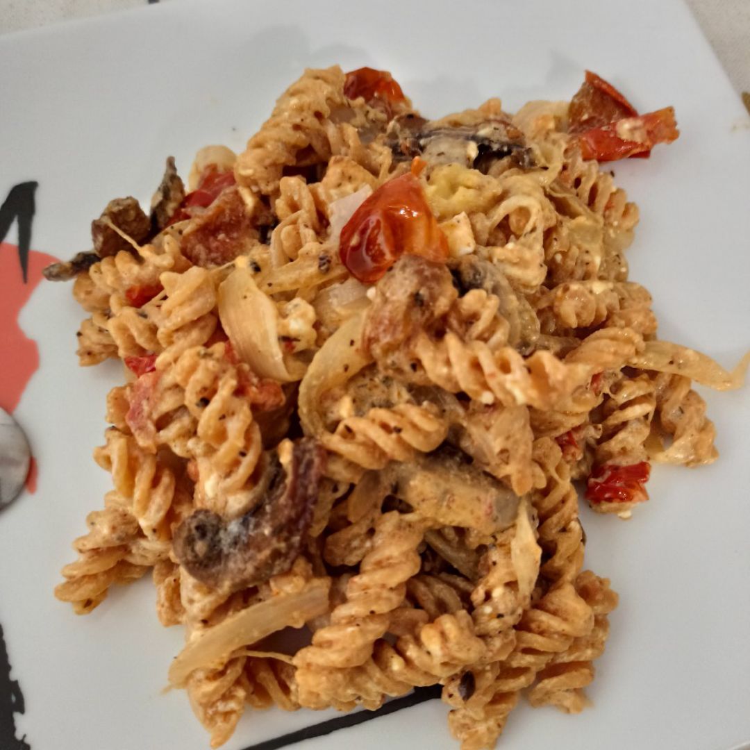 Pasta de lentejas rojas con salsa feta