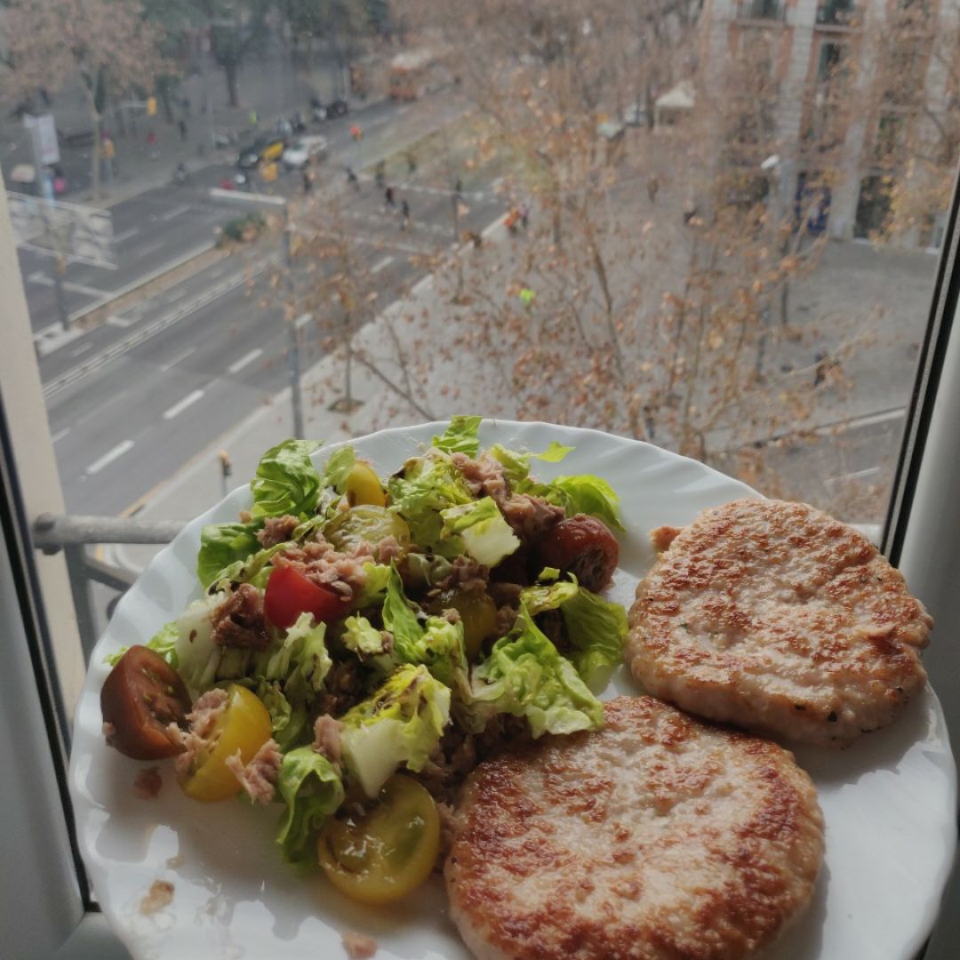 Ensalada verde con hamburguesa de pollo Ensalada verde con hamburguesa de pollo