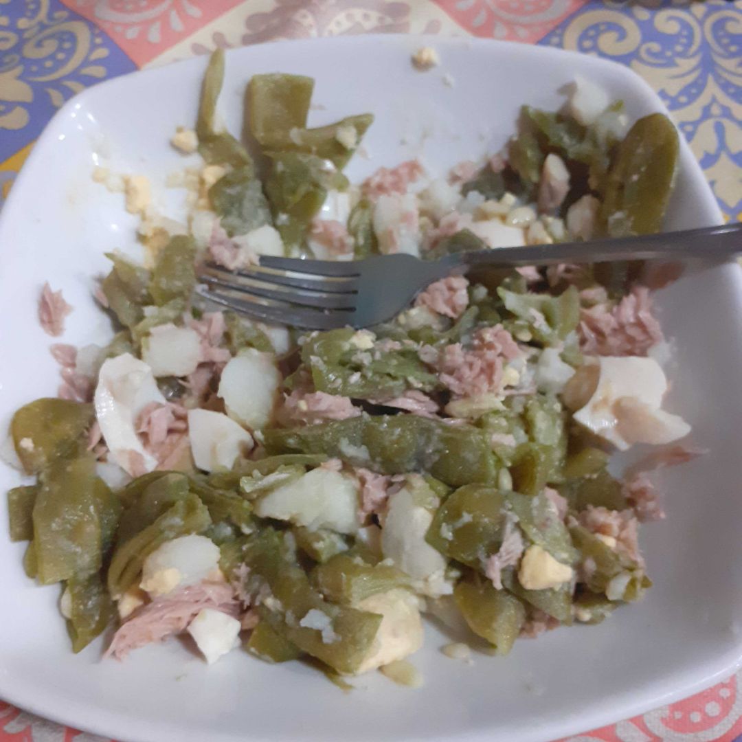 Ensalada de judías verdes, patata, huevo y atún. Ensalada de judías verdes, patata, huevo y atún.
