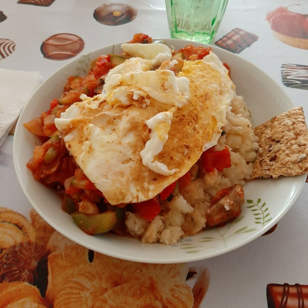 "Arroz a la cubana" (Coliflor y pisto con tomate) "Arroz a la cubana" (Coliflor y pisto con tomate)