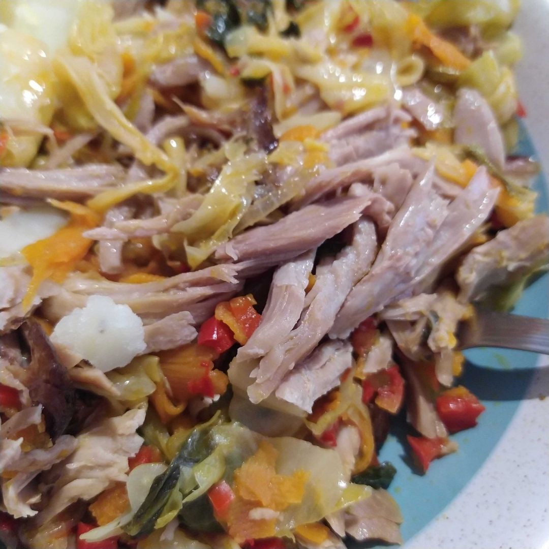 Revuelto de verduras con codillo Revuelto de verduras con codillo