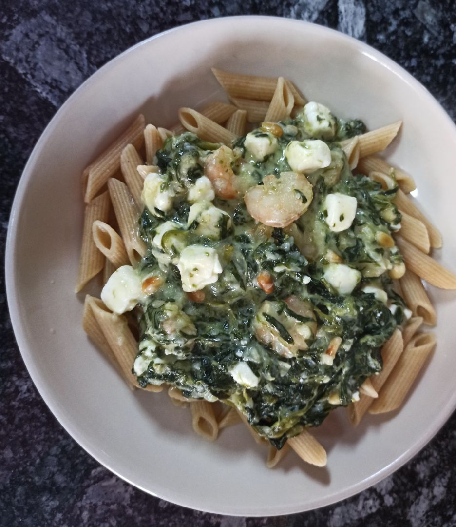 Pasta integral con gambas, piñones, queso feta y espinacas