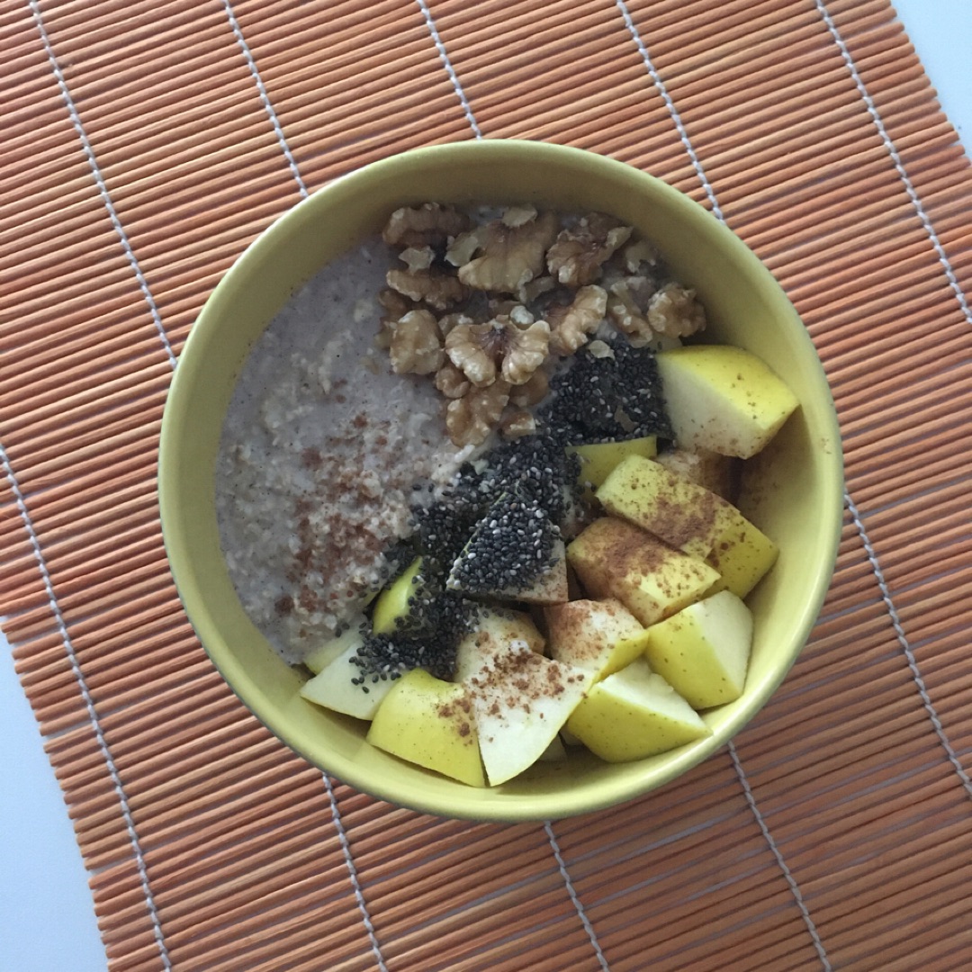 Porridge de avena con manzana, chía y nueces