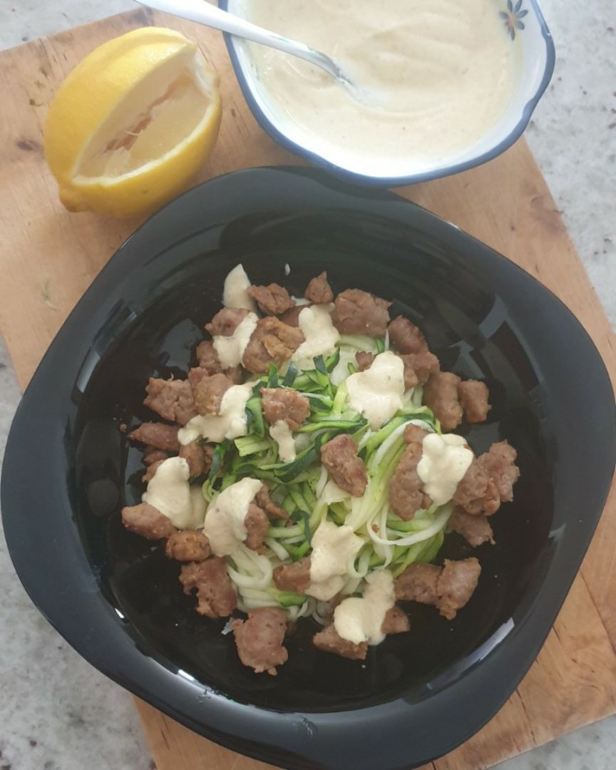Espaguetis de calabacin con salsa de queso.