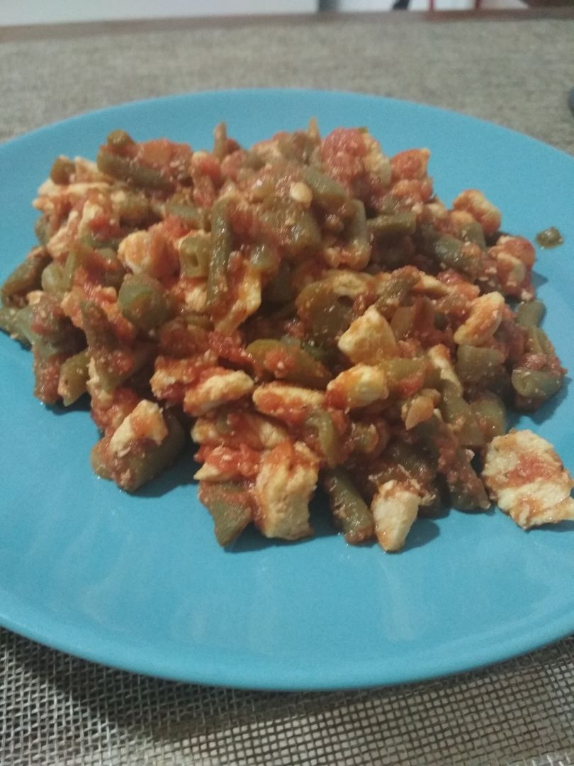 Pechuga con bobi y tomate Pechuga con bobi y tomate