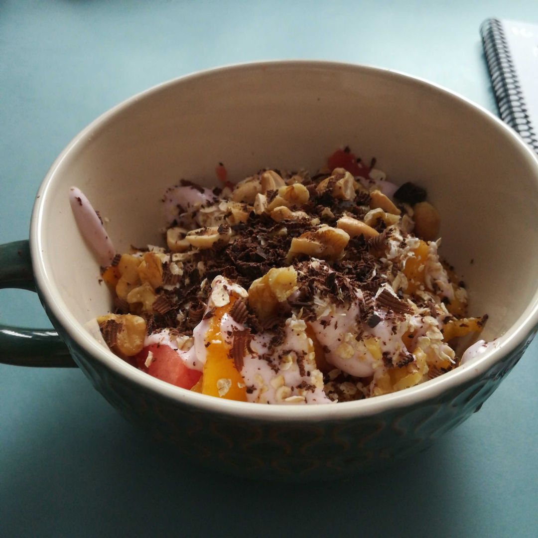 Yogur griego con frutxs y pocholate 😋 Yogur griego con frutxs y pocholate 😋