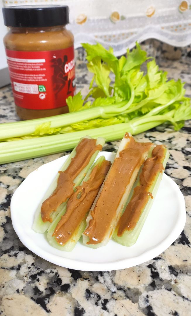 Aperitivo de apio y cacahuate Aperitivo de apio y cacahuate