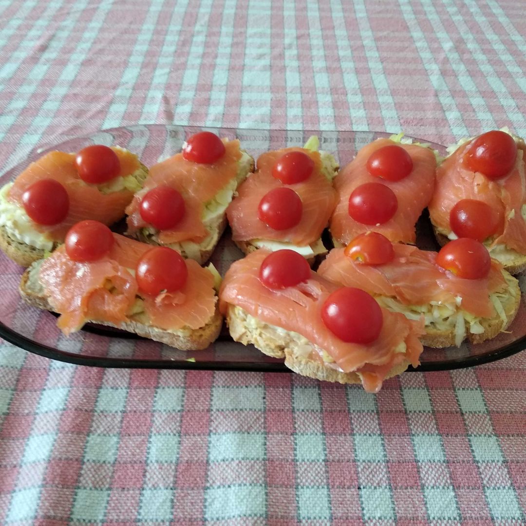 Tostas de salmón