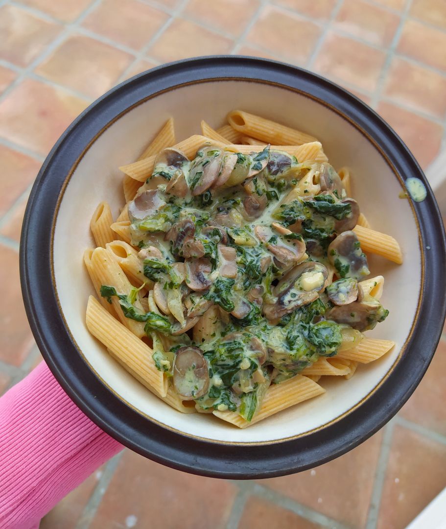 Pasta con salsa de champiñones y espinacas