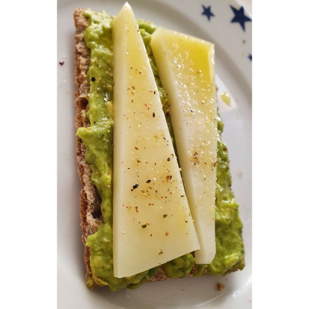 Tostadas de fibra con aguacate y queso de cabra. Tostadas de fibra con aguacate y queso de cabra.