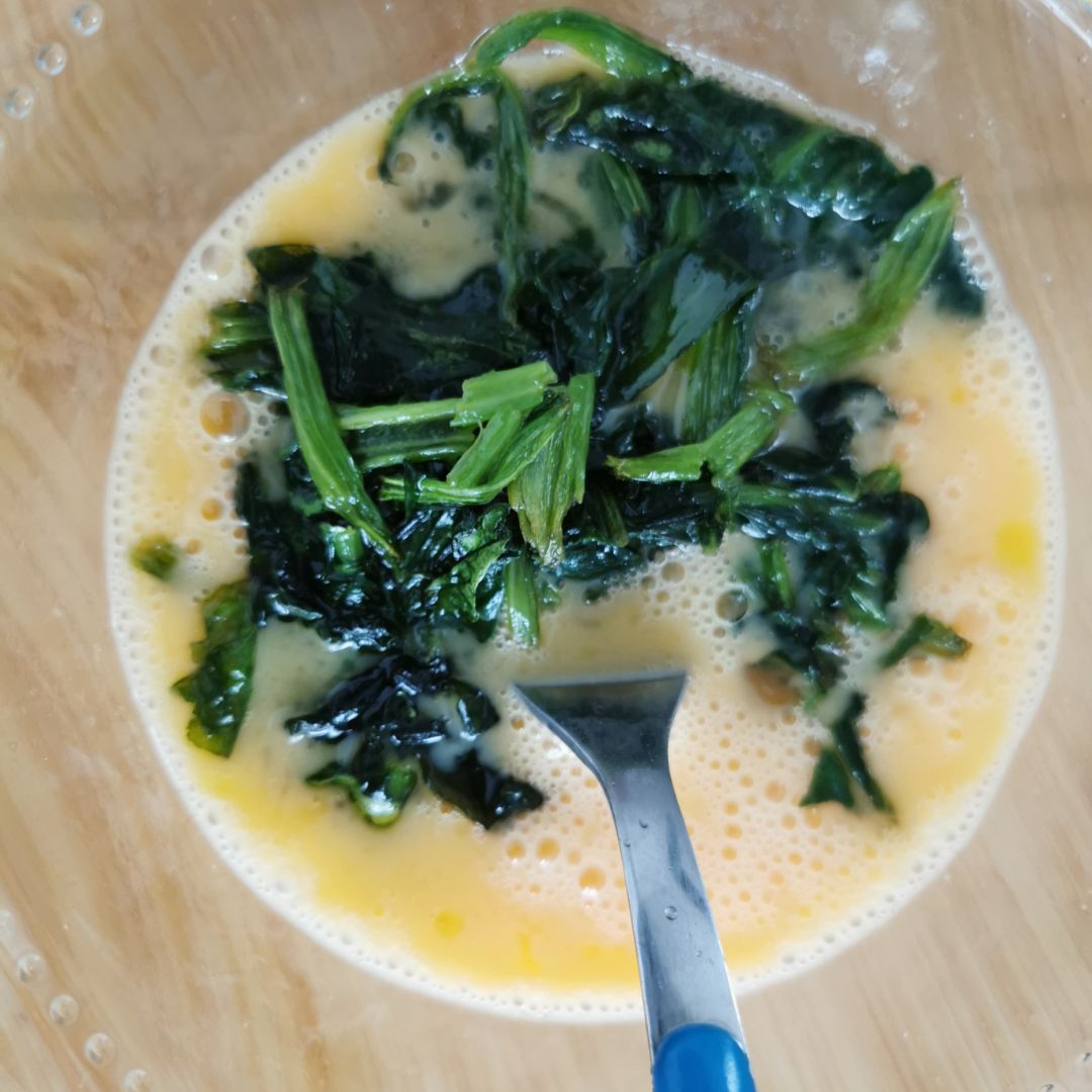 Tortilla de espinacas, manzana y queso azul 🧡🧀🥚 Paso 1 Tortilla de espinacas, manzana y queso azul 🧡🧀🥚 Paso 1