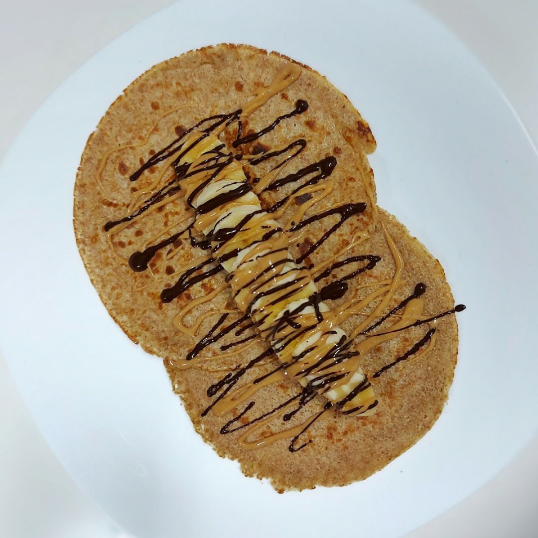 Crepes con plátano, chocolate y crema de cacahuete