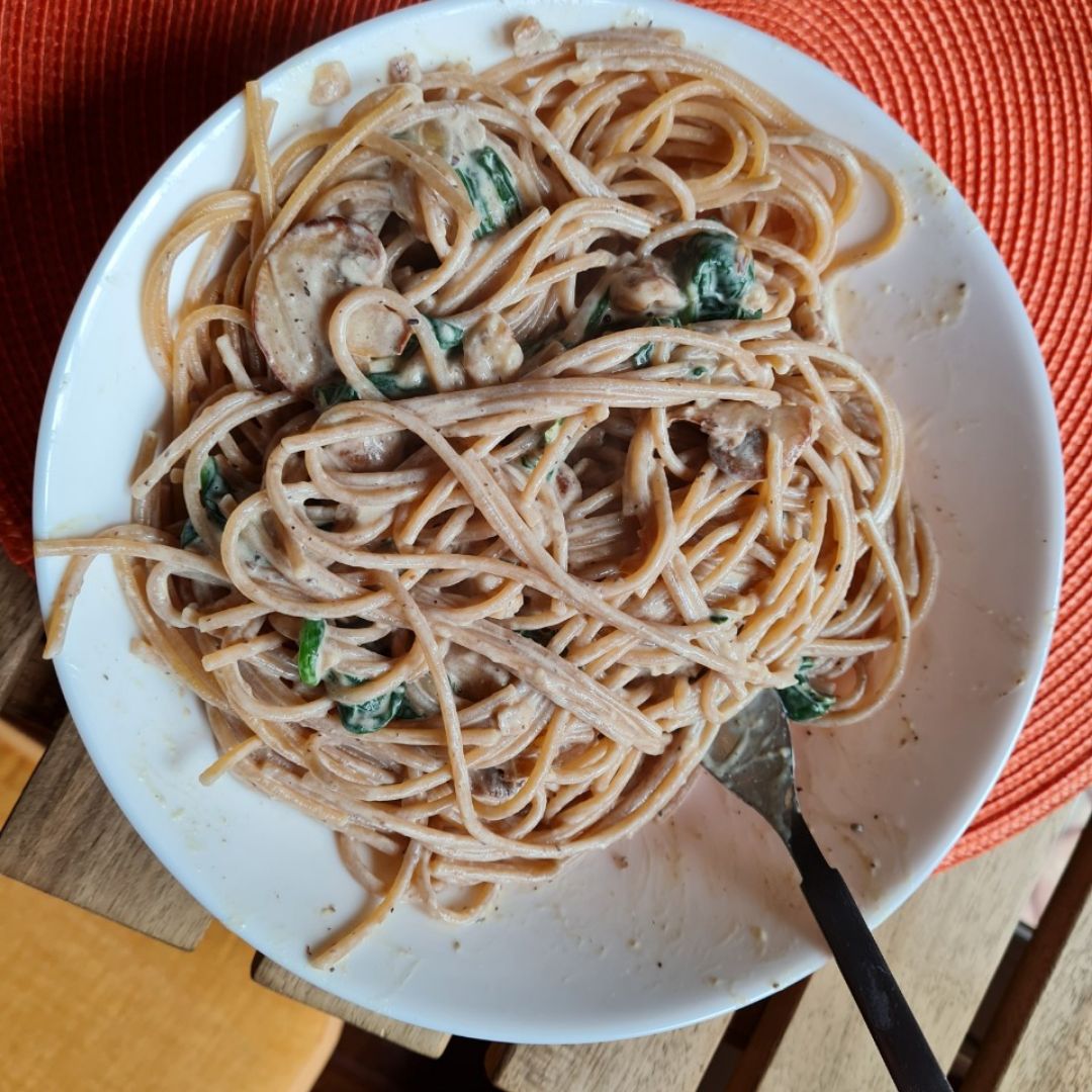 Pasta con salsa de espinaca y champiñones Pasta con salsa de espinaca y champiñones