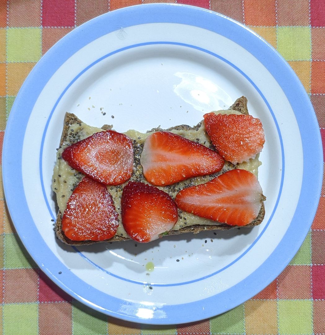 Tostada de pan integral de espelta con hummus y fruta