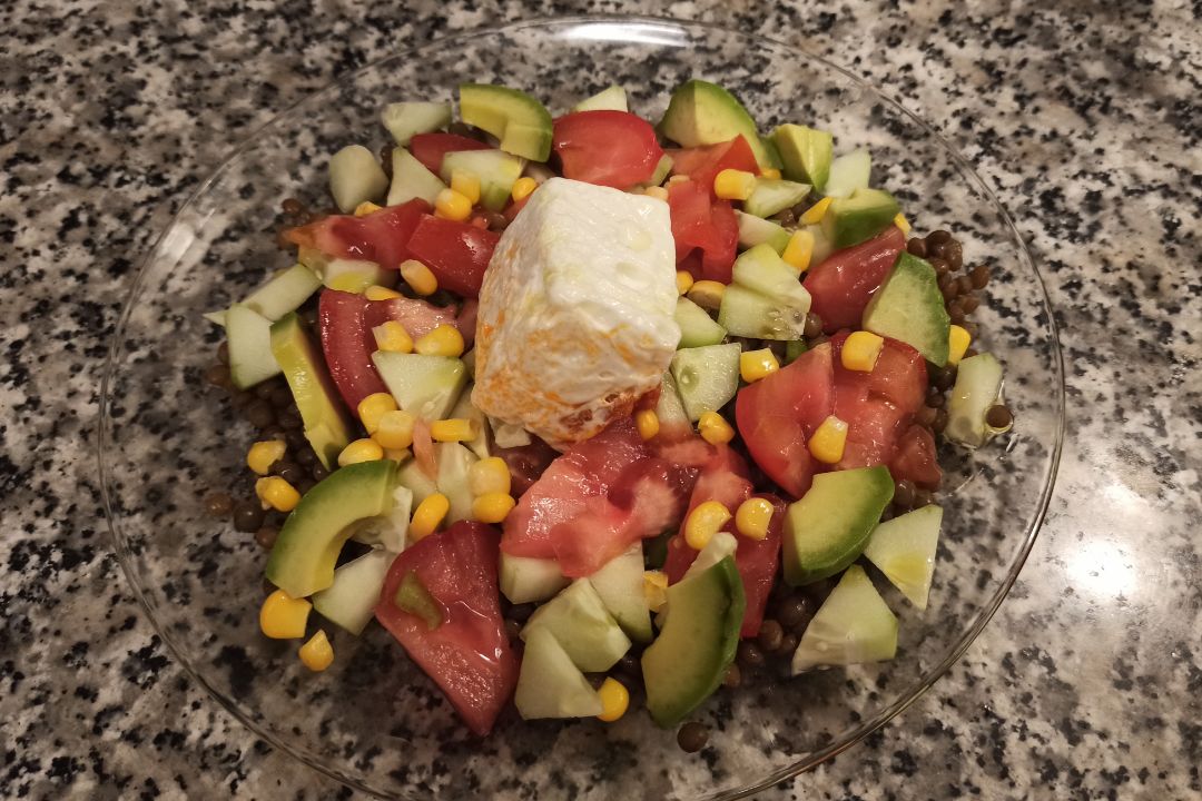 Ensalada de lentejas con huevo poché