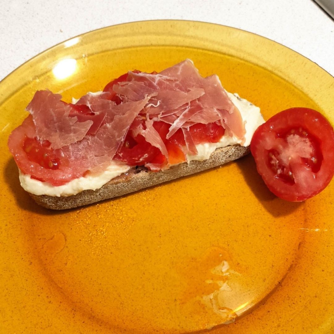 Tostada con jamón y hummus Tostada con jamón y hummus