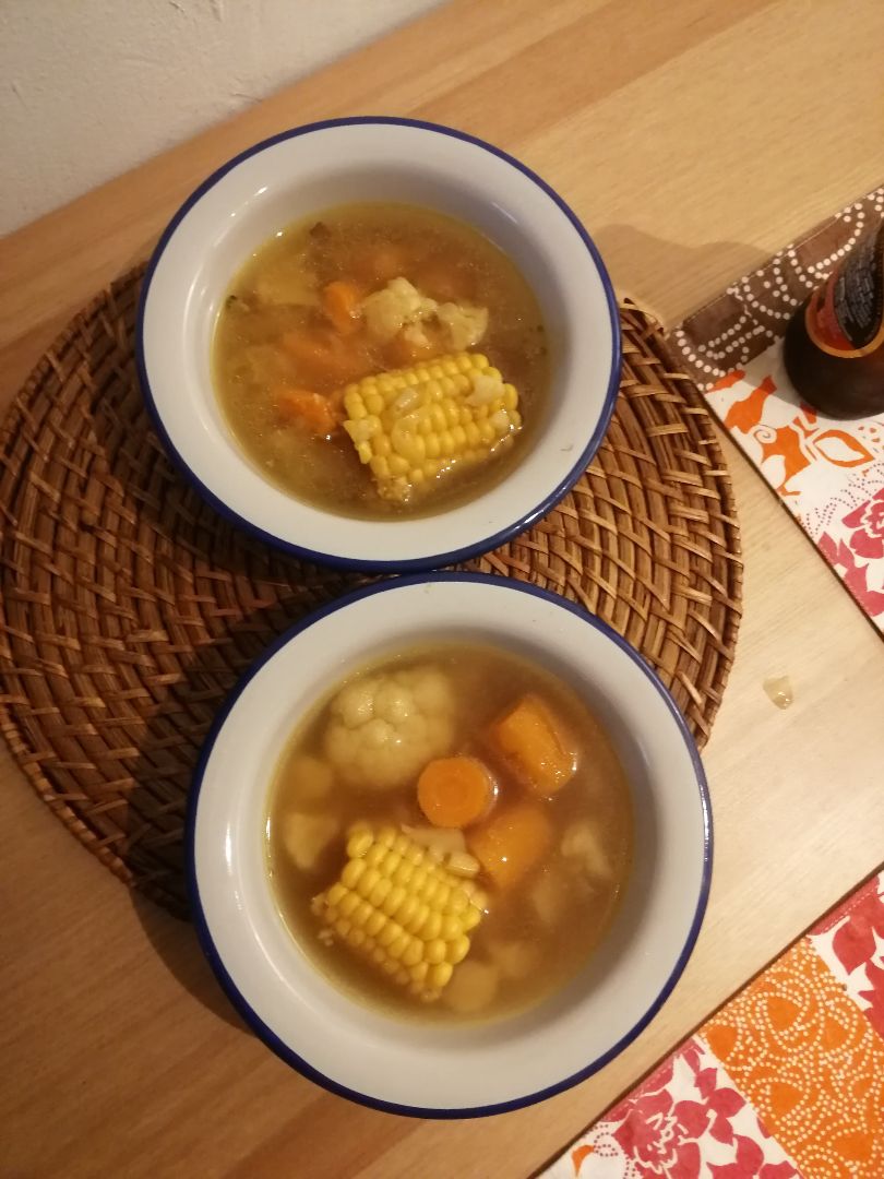 Sopa de pollo y maiz