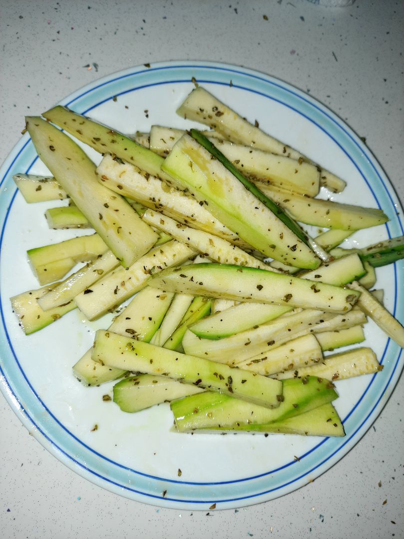 PALITOS DE CALABACÍN 🥒CON PARMESANO 🧀 Paso 1 PALITOS DE CALABACÍN 🥒CON PARMESANO 🧀 Paso 1