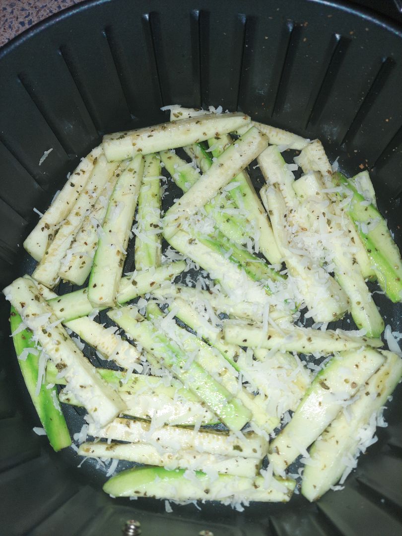 PALITOS DE CALABACÍN 🥒CON PARMESANO 🧀 Paso 2 PALITOS DE CALABACÍN 🥒CON PARMESANO 🧀 Paso 2