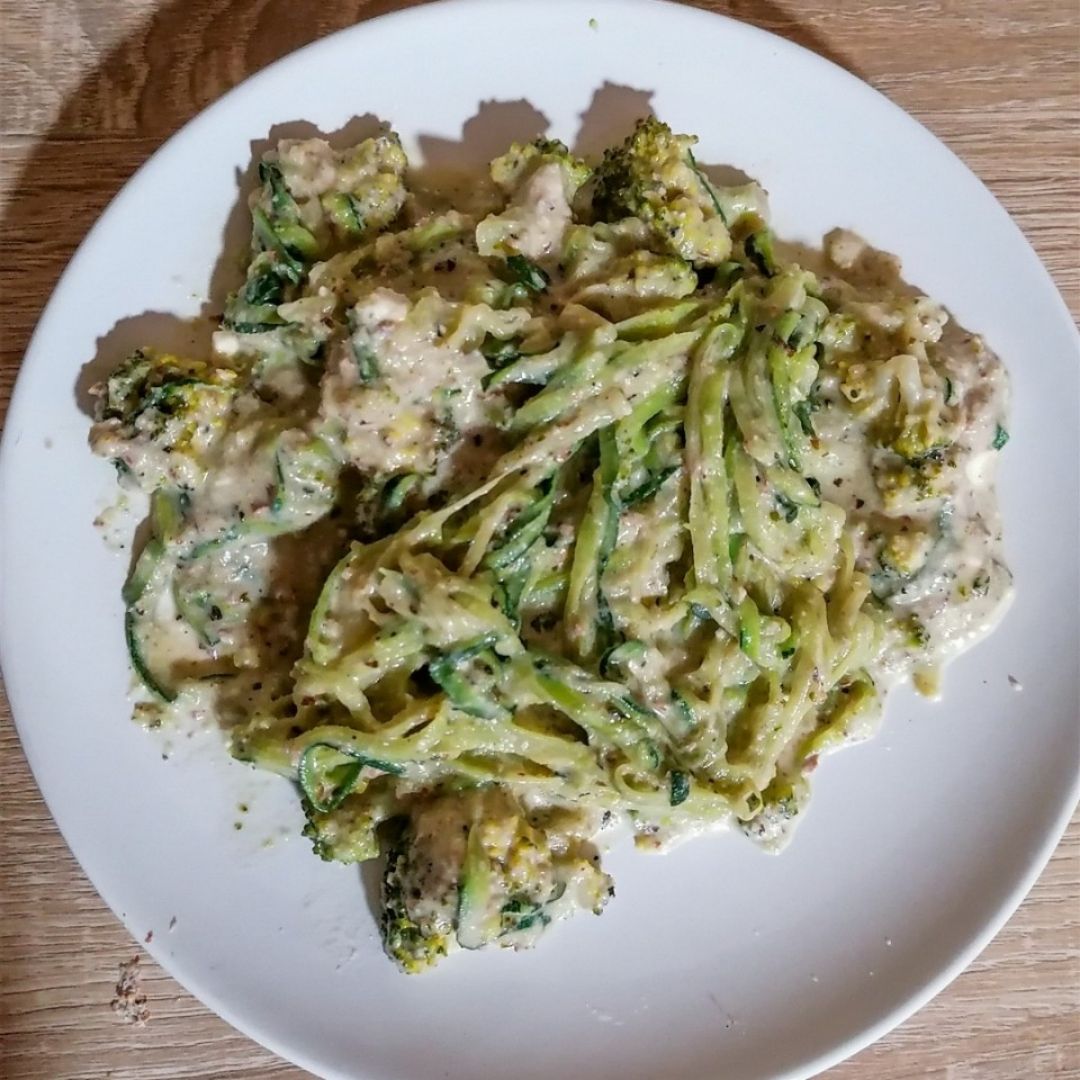 Espaguetis de calabacín 🥒 con salsa de brócoli 🥦 y castañas 🌰 Espaguetis de calabacín 🥒 con salsa de brócoli 🥦 y castañas 🌰