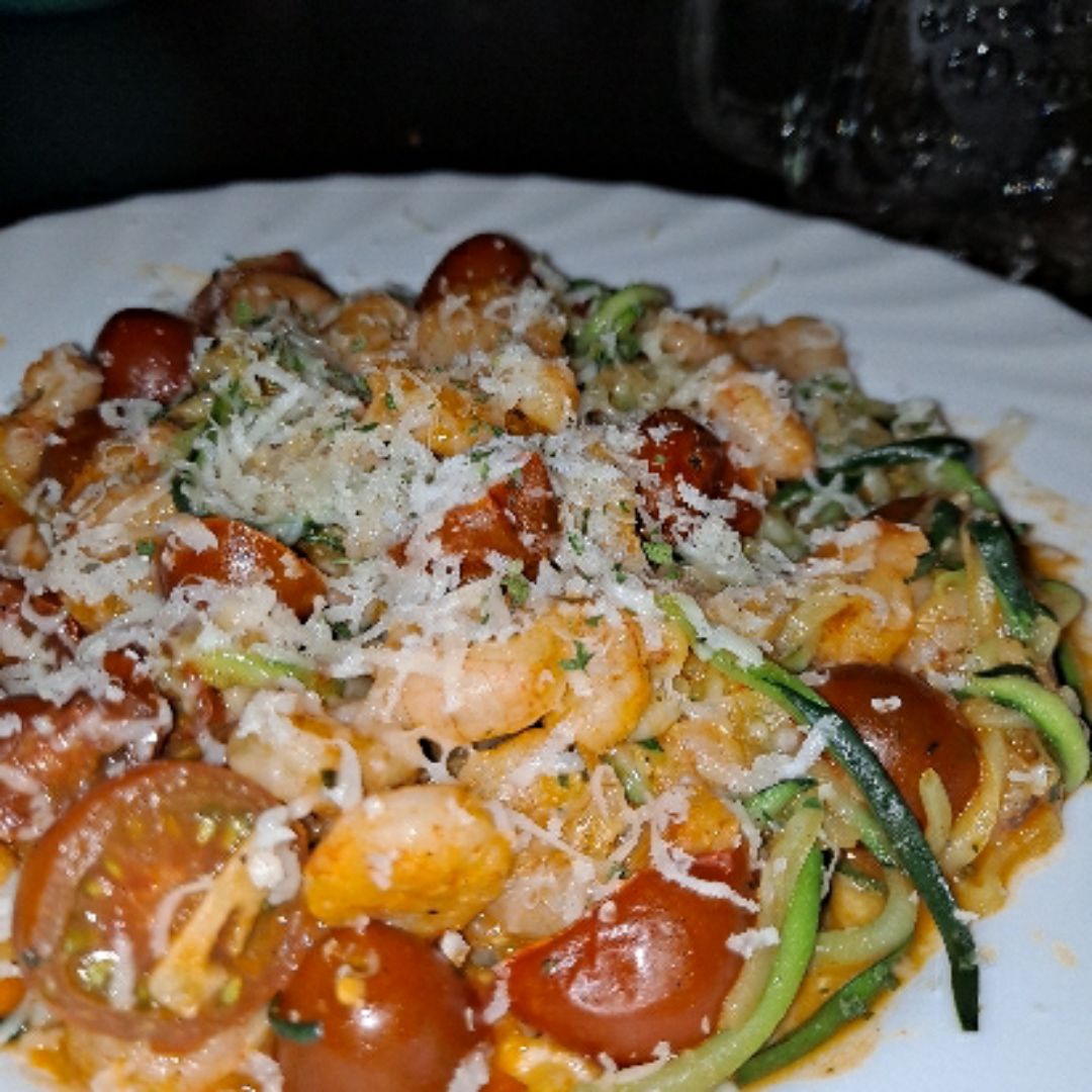 Espaguetis de calabacín con gambas y tomates cherry Espaguetis de calabacín con gambas y tomates cherry
