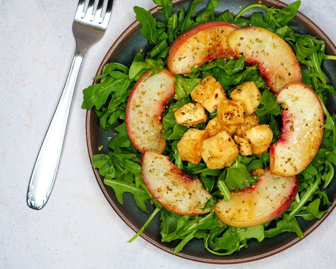 ENSALADA TEMPLADA DE MELOCOTÓN ASADO ENSALADA TEMPLADA DE MELOCOTÓN ASADO