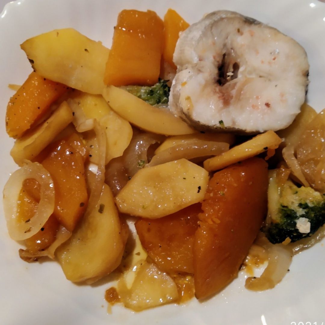 Merluza con verduras al horno