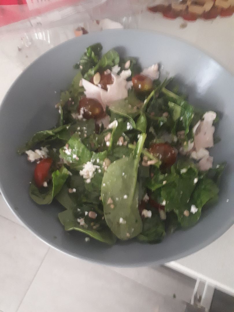 Ensalada espinacas, queso feta,tomate cherry y pavo